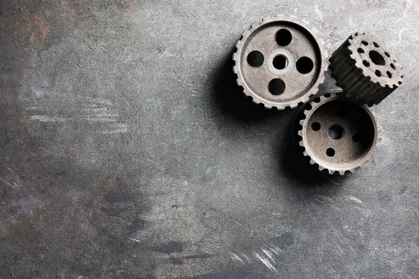 Groep van roestig transmission gears op tafel close-up — Stockfoto
