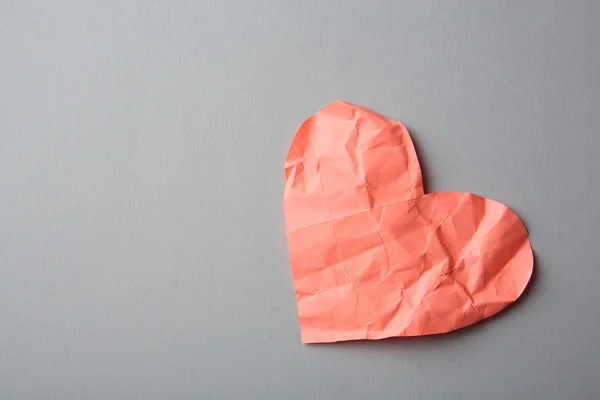 Skrynkligt papper hjärta på grå bakgrund — Stockfoto