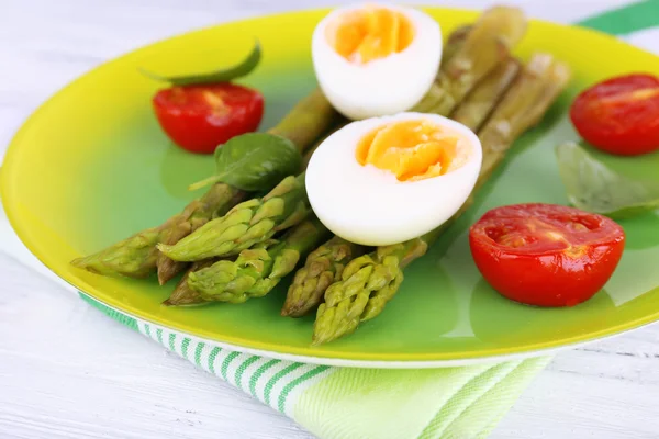 Deska dietní salát s vařeným chřestem a vejce, detail — Stock fotografie