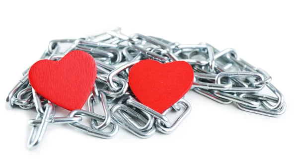 Zwei rote Herzen mit Metallkette isoliert auf weiß — Stockfoto