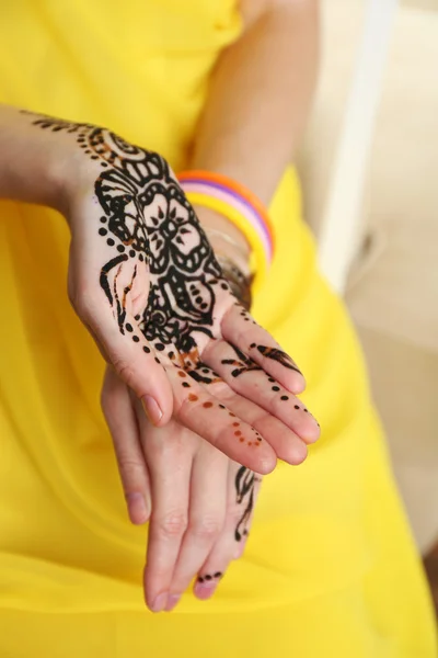 Imagem de henna em mãos femininas — Fotografia de Stock