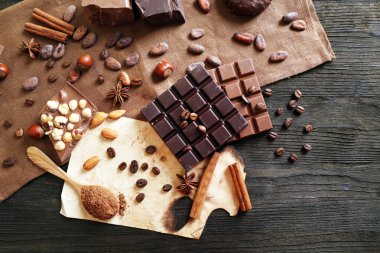 lezzetli çikolata fındık baharat masada, closeup ile