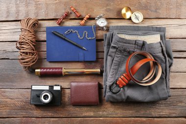 ahşap arka plan üzerinde dişli hiking