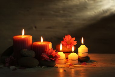 mumlar ve spa taşlar ahşap arka plan üzerinde güzel kompozisyonu