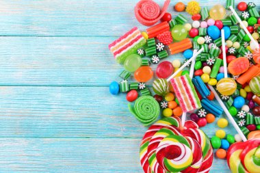 Ahşap arka planda renkli şekerler