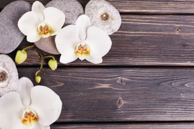 Spa taş ve ahşap arka plan üzerinde orkide çiçek