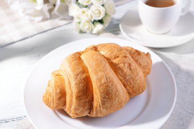 Tablo yakın çekim üzerinde plaka üzerinde lezzetli ay çöreği