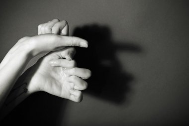 gri arka yüzünde adam gibi el jest