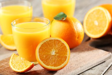 Tablo yakın çekim üzerinde portakal suyu