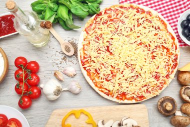 Pizza malzemelerini masaya yakın koyun.