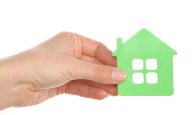 Evin üzerinde beyaz izole model tutan el