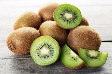 ahşap masa yakın çekim üzerinde olgunlaşmış kivi