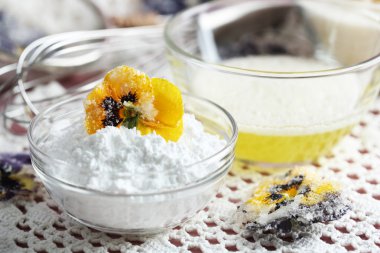 yumurta akı ve şeker, renk ahşap arka plan üzerinde mor çiçek yapımı şekerlenmiş