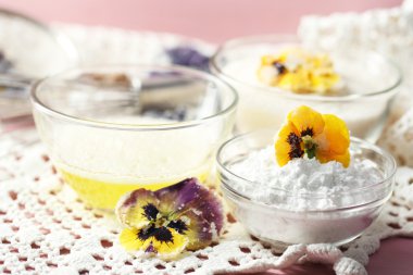 yumurta akı ve şeker, renk ahşap arka plan üzerinde mor çiçek yapımı şekerlenmiş