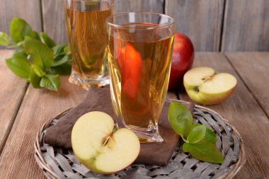 elma suyu ahşap arka plan üzerinde gözlük