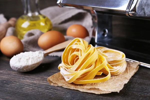 Preparing pasta by pasta machine — Stock Photo, Image