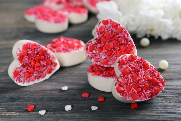 Вкусные шоколадные конфеты в форме сердца на столе крупным планом — стоковое фото