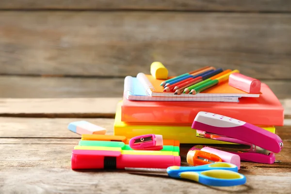 Luminosa cancelleria scolastica su vecchio tavolo di legno — Foto Stock