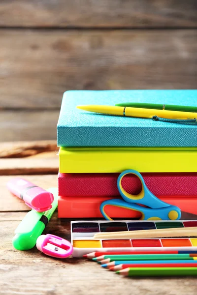 Papelaria da escola brilhante na velha mesa de madeira — Fotografia de Stock