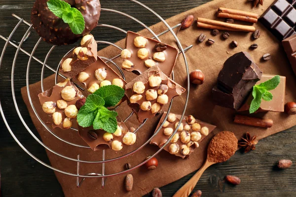 Čokoláda s oříšky a máta na kov stojí, detail — Stock fotografie