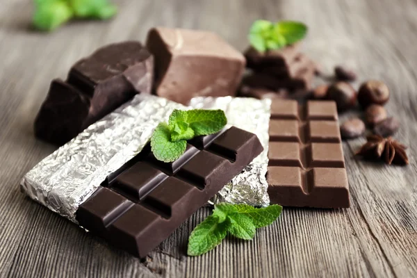 Conjunto de chocolate picante na mesa de madeira, close-up — Fotografia de Stock