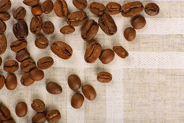 Cadre de grains de café sur fond de sac de couleur — Photo