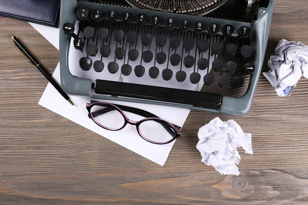 Retro skrivmaskin på träbord, ovanifrån — Stockfoto