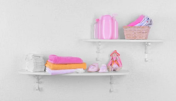 Baby-Accessoires in den Regalen in Großaufnahme — Stockfoto