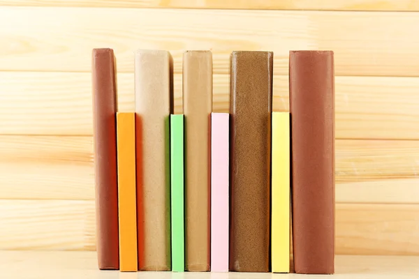 Libros en estante, primer plano, sobre fondo de madera — Foto de Stock