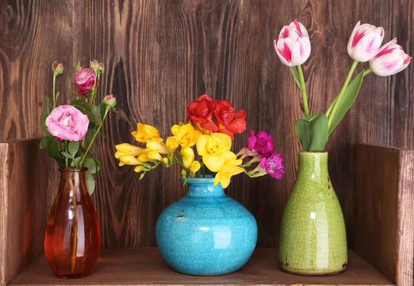 Fleurs fraîches de printemps sur fond en bois — Photo