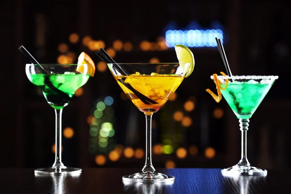 Glasses of cocktails on bar background — Stock Photo, Image