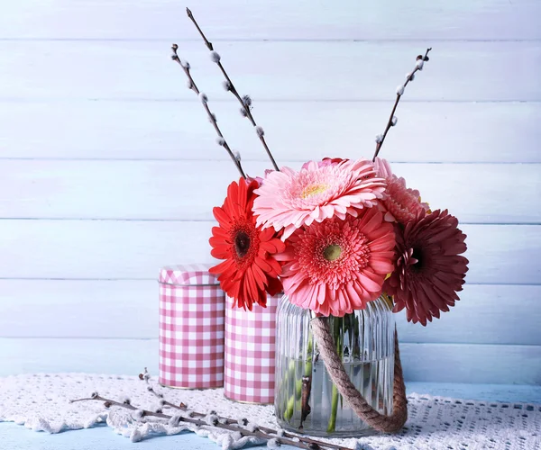 Mooie lichte gerbera's in vaas op houten achtergrond — Stockfoto