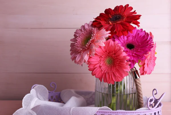 Mooie lichte gerbera's in vaas op houten achtergrond — Stockfoto