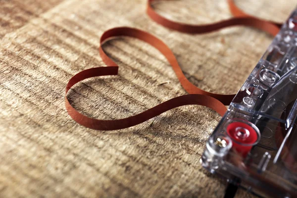 Kaseta magnetofonowa z taśmy magnetycznej w kształcie serc na drewniane tła — Zdjęcie stockowe