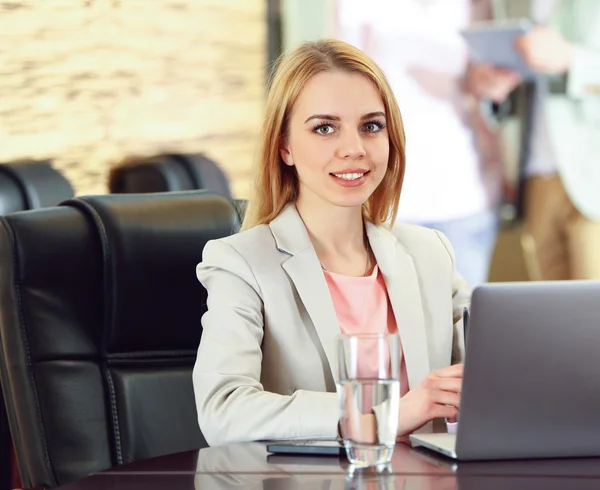 Femme d'affaires dans la salle de conférence — Photo