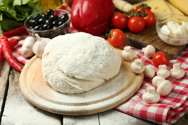 Pizza malzemelerini masaya yakın koyun. — Stok fotoğraf