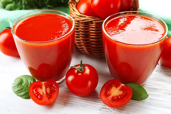 Gläser mit frischem Tomatensaft auf Holztisch, Nahaufnahme — Stockfoto