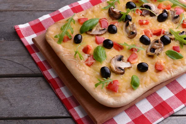 Deliciosa pizza casera en primer plano de la mesa —  Fotos de Stock