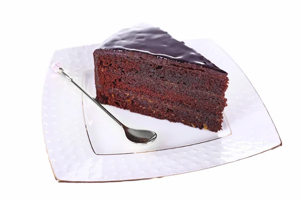 Kousek čokoládového dortu izolovaný na bílém — Stock fotografie