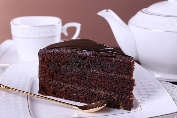 Pedazo de pastel de chocolate en plato blanco, primer plano —  Fotos de Stock