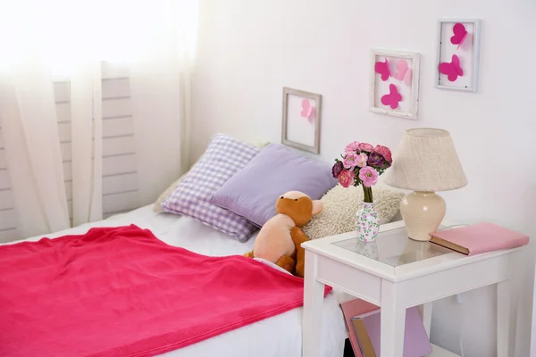 Gyönyörű rózsaszín lány hálószoba — Stock Fotó