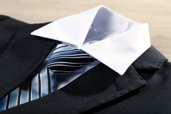 Mannen elegantie kleren op houten tafel, close-up — Stockfoto