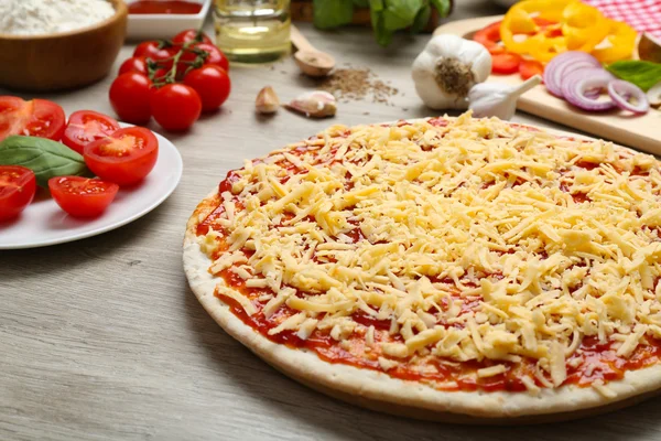 Pizza cruda en la mesa de cerca — Foto de Stock