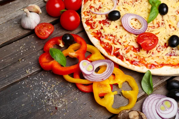 Ingredientes de comida para pizza en la mesa de cerca — Foto de Stock