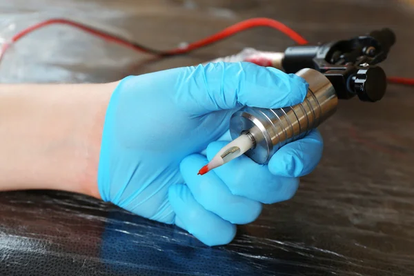 Tattoo artist at work close up — Stock Photo, Image