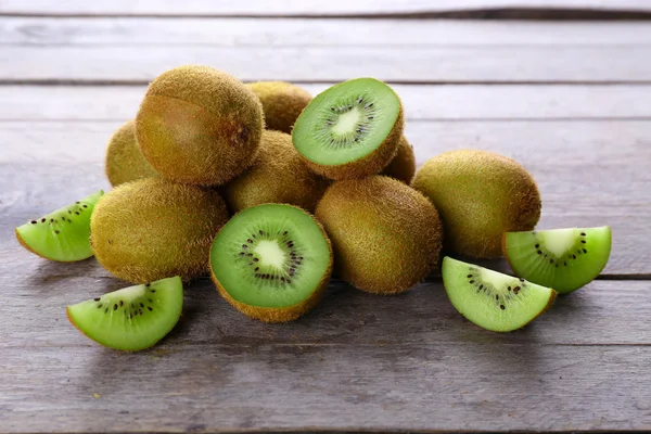 Ripe kiwi на дерев'яному столі крупним планом — стокове фото