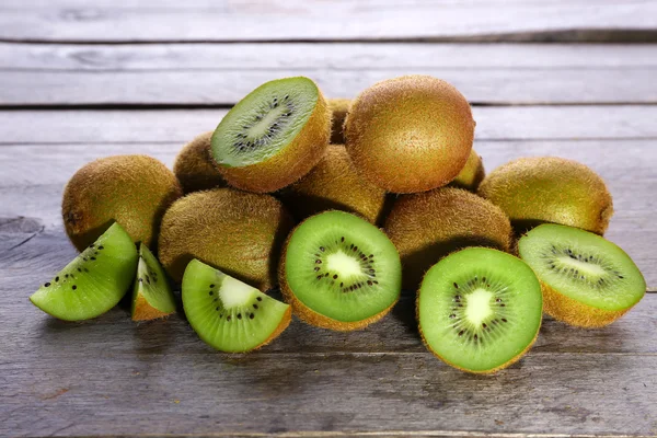 Reife Kiwi auf Holztisch in Großaufnahme — Stockfoto