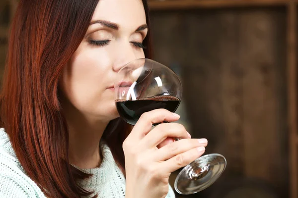 Junge Frau verkostet Wein im Keller — Stockfoto