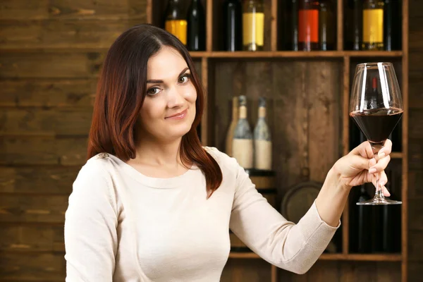 Junge Frau verkostet Wein im Keller — Stockfoto