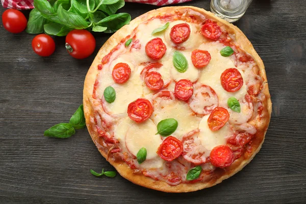 Délicieuse pizza au fromage et tomates cerises sur table en bois, vue sur le dessus — Photo